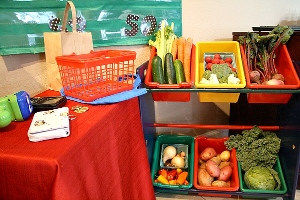 Teaching Fruits And Vegetables To Preschoolers - Vegetable Stand Pretend Play